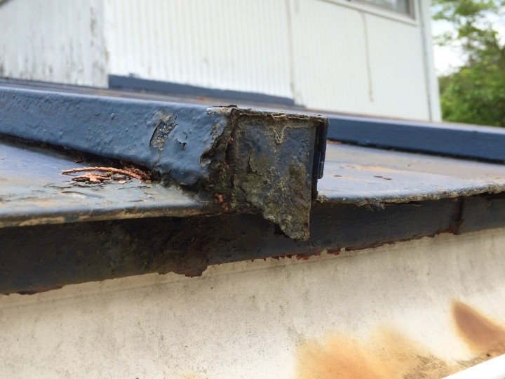 瓦棒先端の欠けと腐食の進行