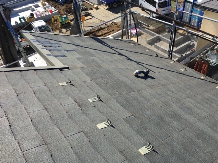 スレート表面の劣化と雪止め金具の配置