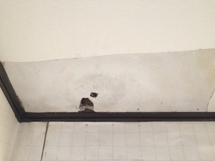 トイレ天井の穴と染み