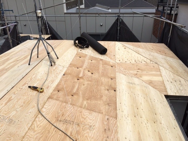 新しい野地板の重ね張り