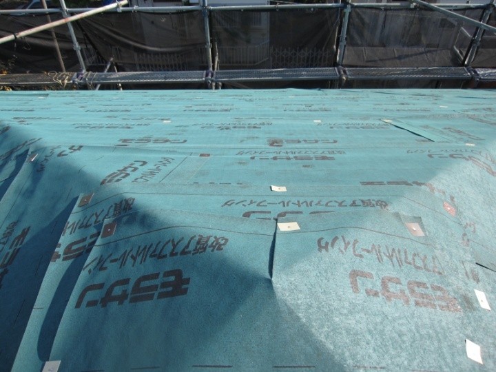 屋根表面の清掃と防水紙の施工