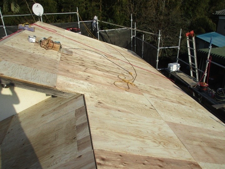 新しい野地板の重ね張り