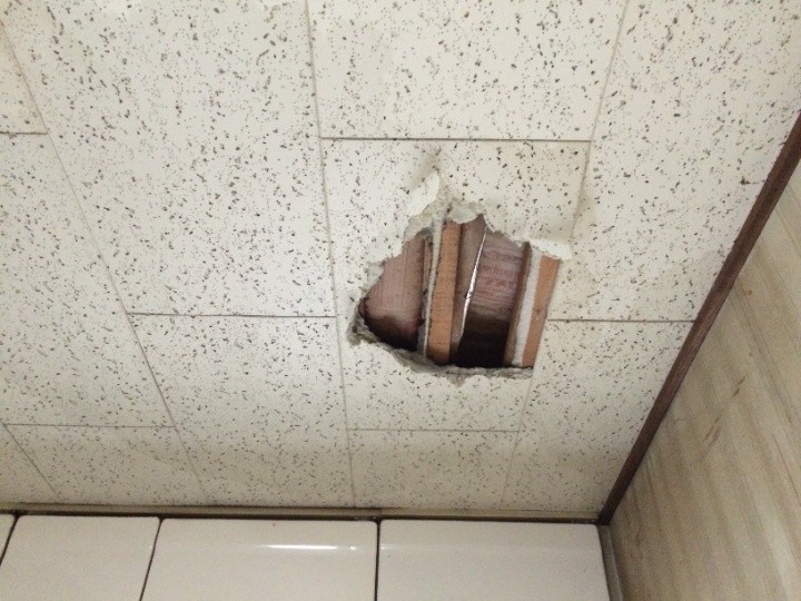 室内から天井の被害を調査