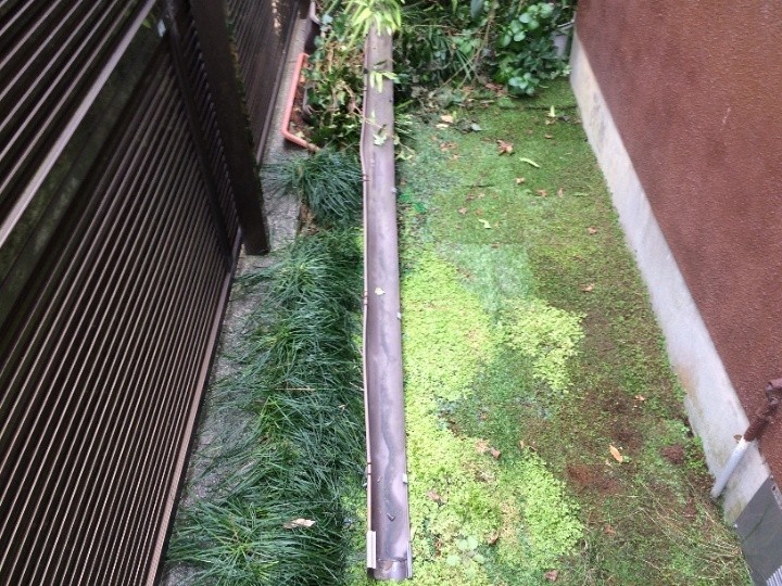 地面に落ちた樋の状態