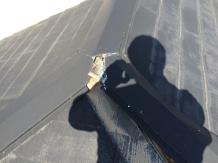 接合部の破損とシーリング跡