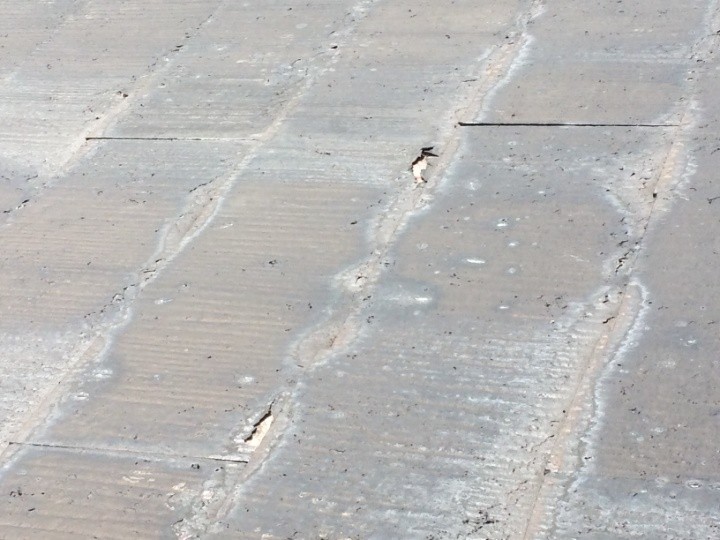 露出した屋根材と剥がれ