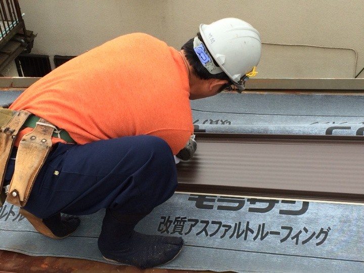 防水紙の敷設とガルバリウム鋼板の設置