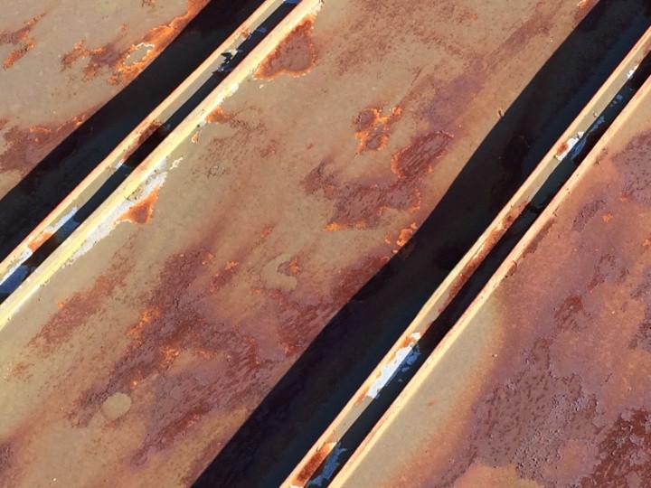 劣化が進んだ瓦棒と錆の詳細