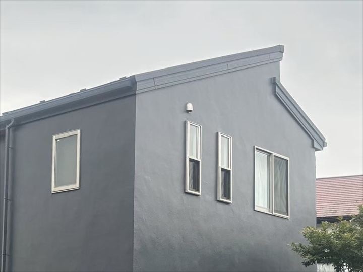 外壁の色に合わせた破風板