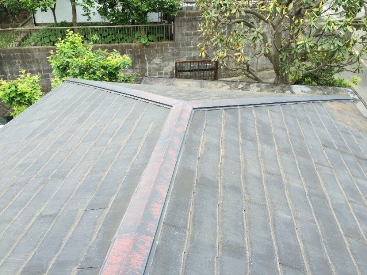 棟板金全体に広がる色あせと錆の確認