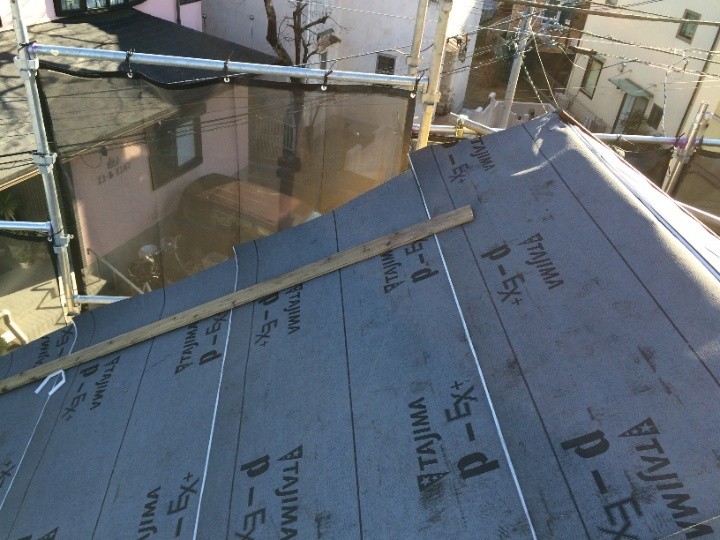 防水紙（ルーフィング）を敷設
