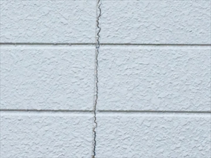 2階サイディングの目地部分に割れが発生