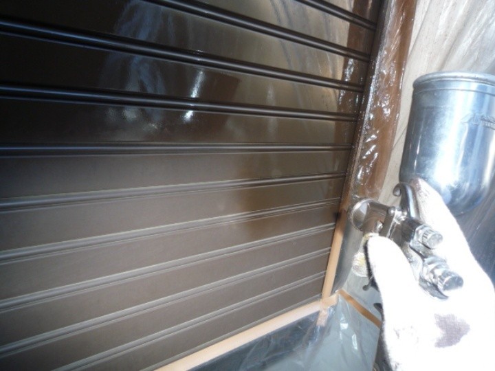 「上塗り・中塗り」はスプレーガンを使用