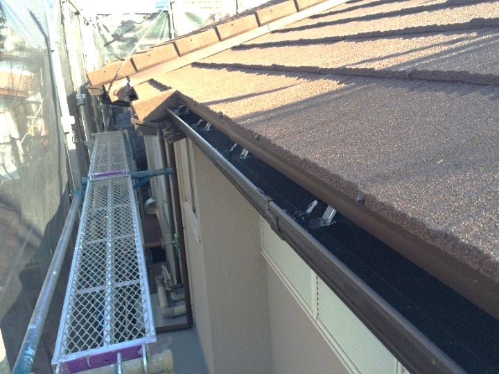 新しい角形軒どいの取り付け