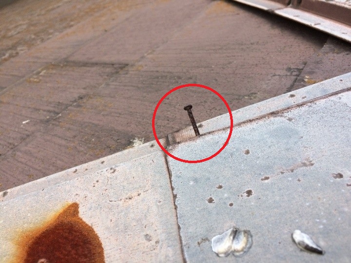 錆びて抜けかけた固定釘