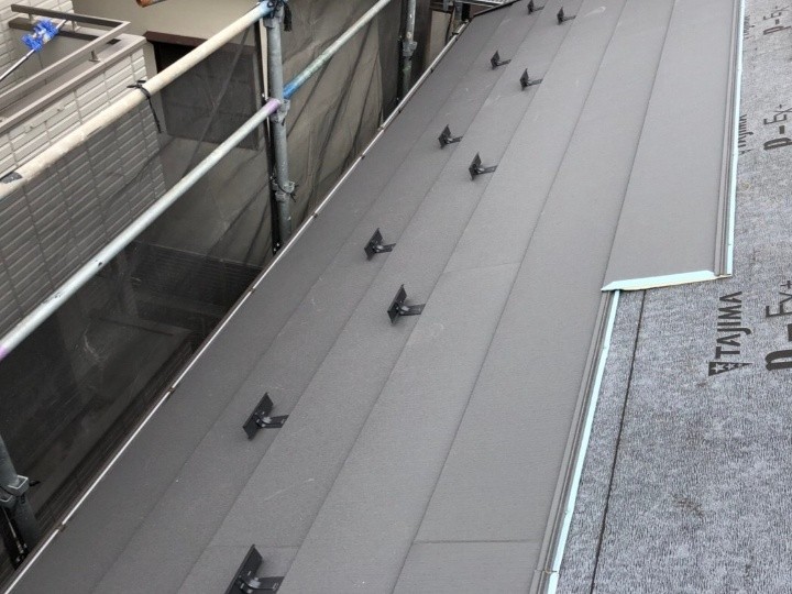 軒先からの屋根材葺き開始