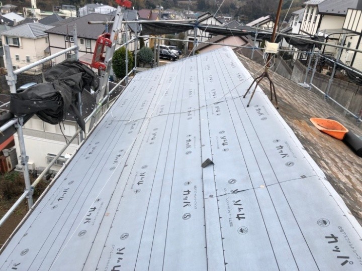 防水紙の敷設作業