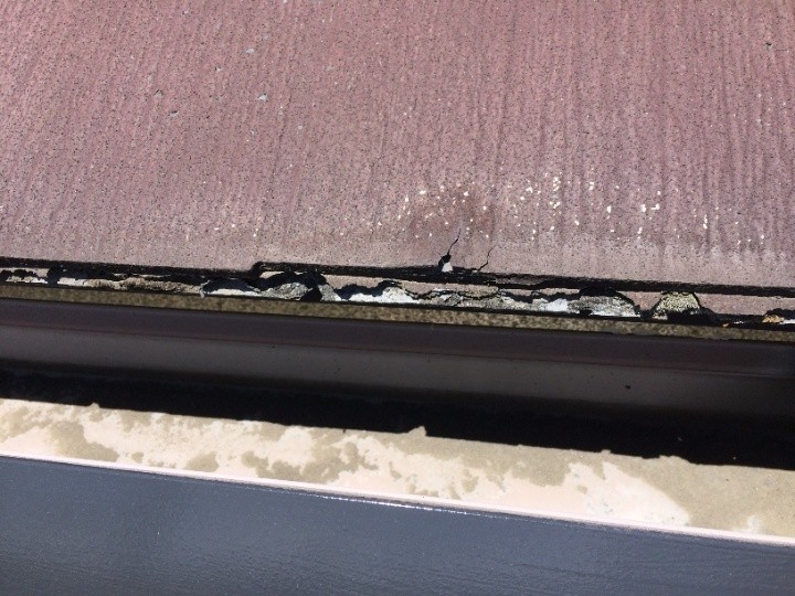軒先部分の大きな剥がれ