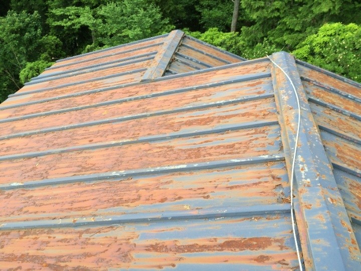 2階屋根の広範な錆びと棟部分の劣化