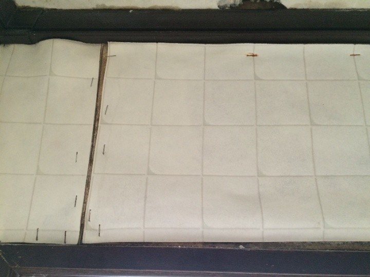 壁紙の浮きと仮留めの跡