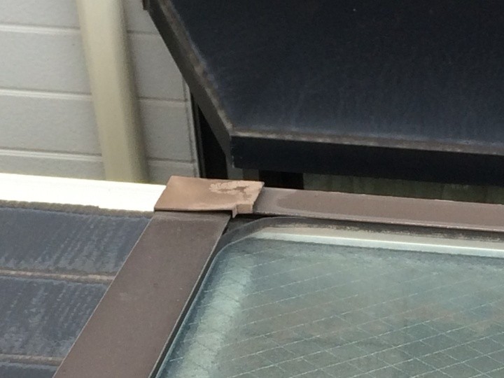 コーナー材の破損とパッキン劣化