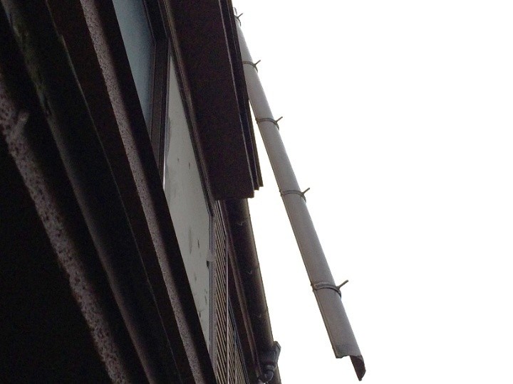 軒樋の端部が大きく割れている様子