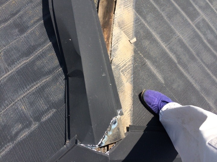 剥離した棟板金の変形