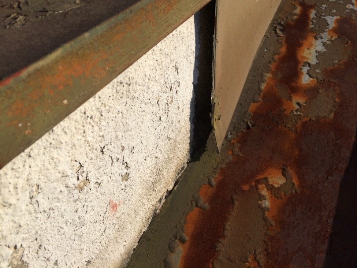 壁際の隙間と雨水の浸入経路