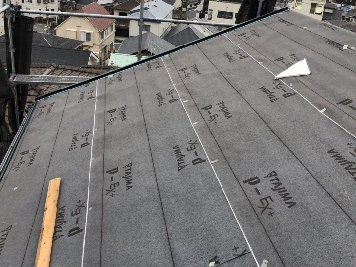 防水紙の敷設と下地の準備