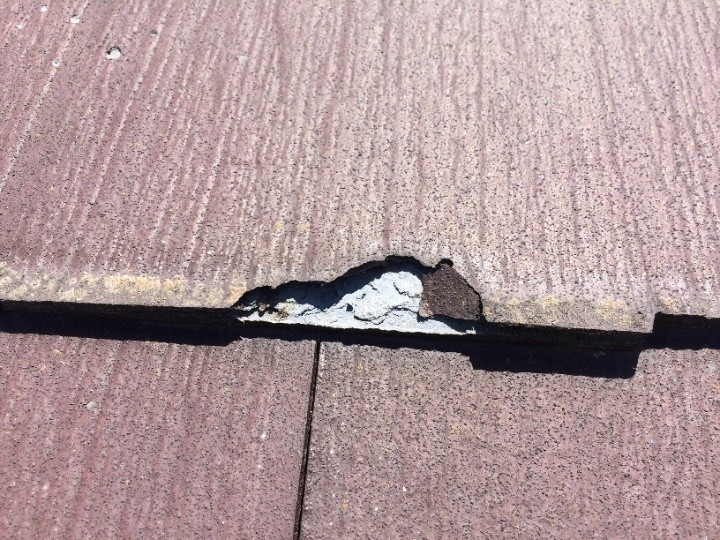 表面の欠けと内部露出