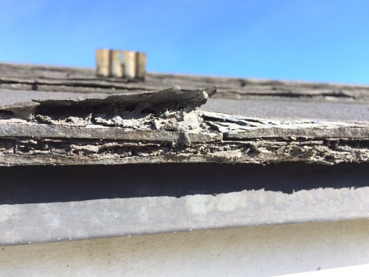 軒先部の激しい崩れ