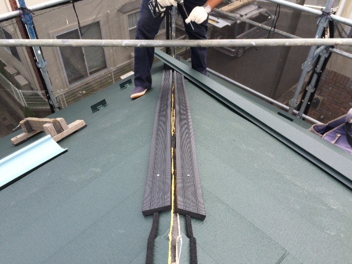 棟板金と樹脂製貫板の取り付け