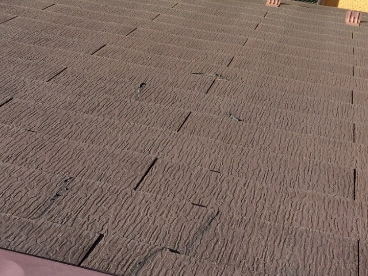 屋根全面に広がる細かな破損