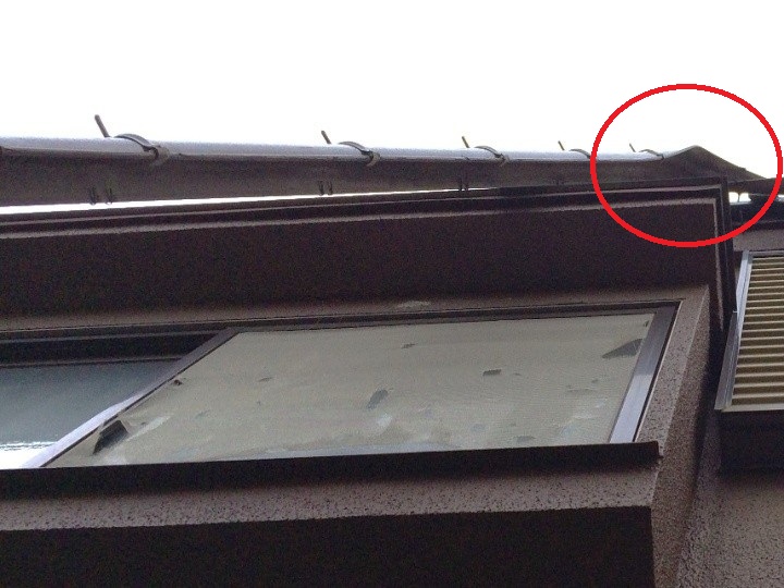 軒先に残る樋の捻じれ