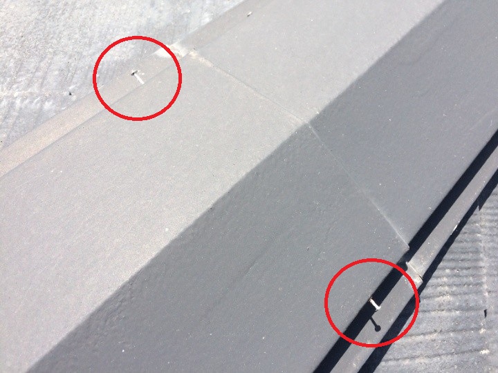 抜けかけの釘が目立つ棟板金