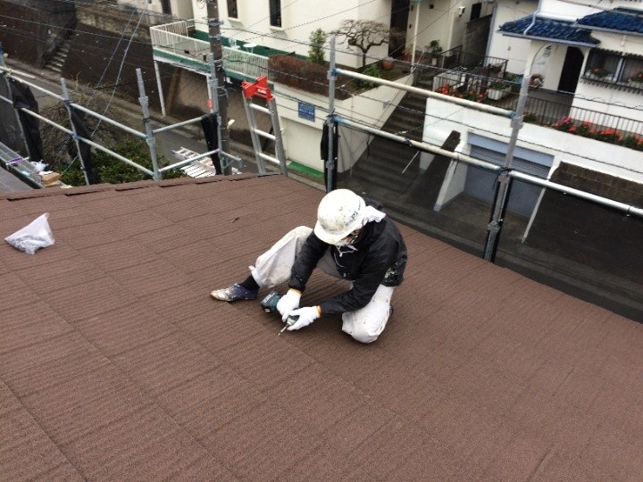 屋根材の葺き上げ作業