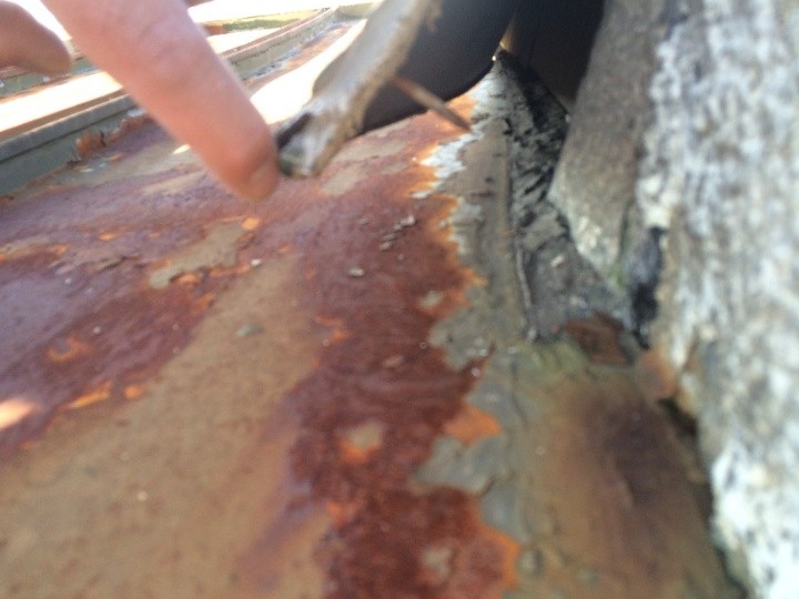 釘の浮きと板金のめくれ