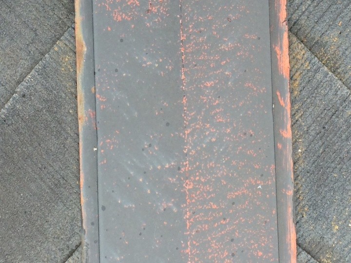 塗膜剥離と下地の腐食が疑われる状態