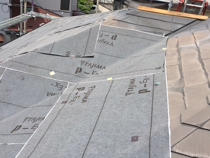 太陽熱温水器を撤去して防水紙の敷設作業