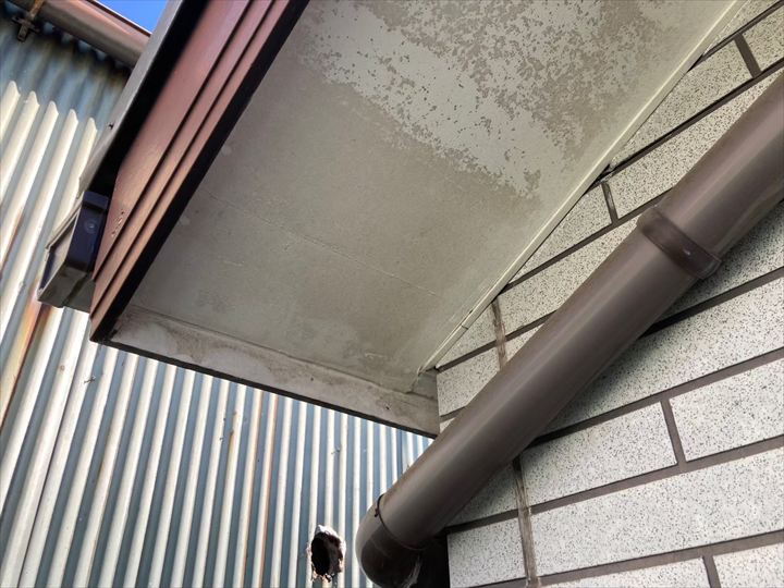 塗り替えサインが出ている軒天は色選びより先に状態チェックを！