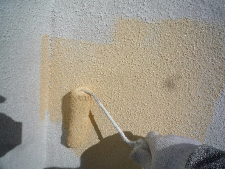 外壁の上塗り作業