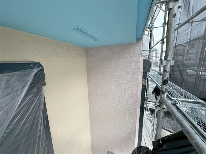 アクセントカラーとして人気上昇中！爽やか水色の軒天