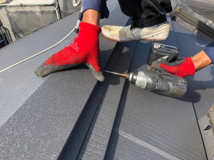 棟板金の取り付け作業