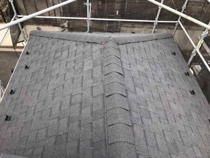 棟材の取り付けと最終仕上げ