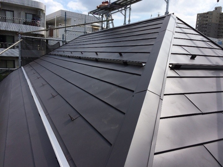 スーパーヒランビーきわみを使用した葺き替え工事が完工した屋根
