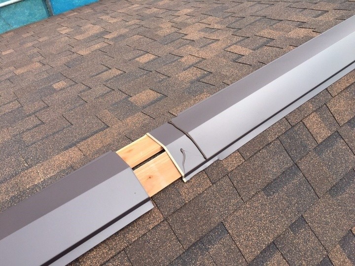 貫板設置と棟板金の取り付け