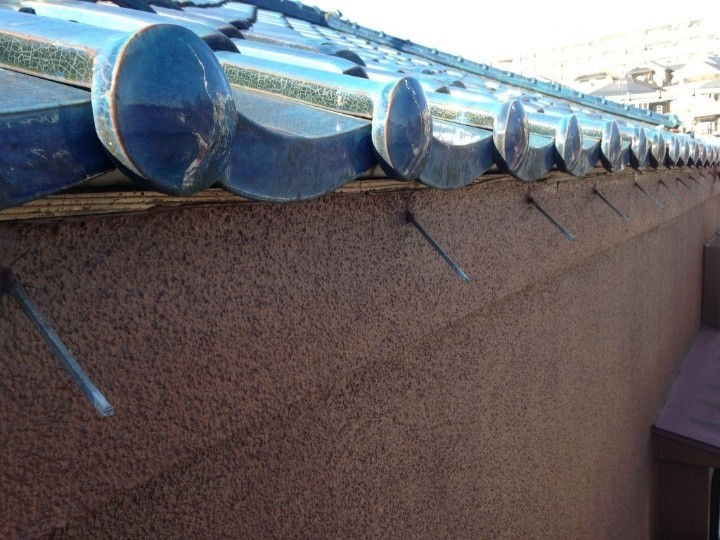 雪止めが設置されていない軒先