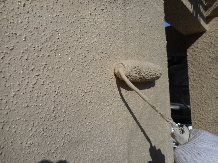 外壁の下塗り（微弾性フィラー）