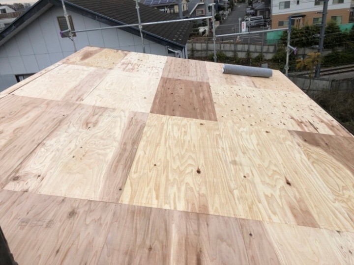 新しい構造用合板の重ね張り