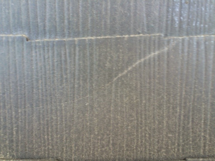 表面に走る細かなクラック